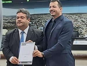 Alisson da Educação toma posse na Câmara após perda de mandato de Diogo Azevedo