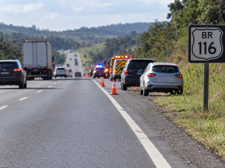 Pista é liberada após acidente com interdição total na BR-116, em Planalto