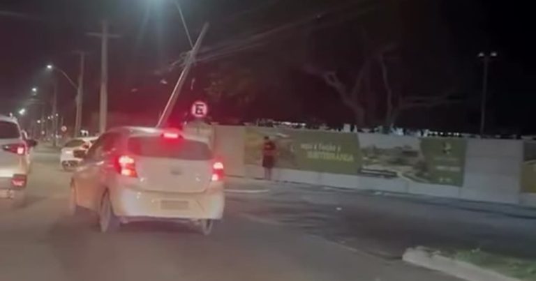 Vídeo mostra batida de carro em poste na Avenida Olívia Flores