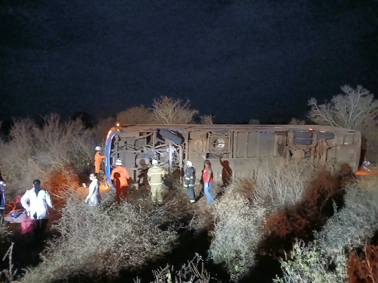 Ônibus tombado na BR-122, em Iraquara, na Chapada Diamantina