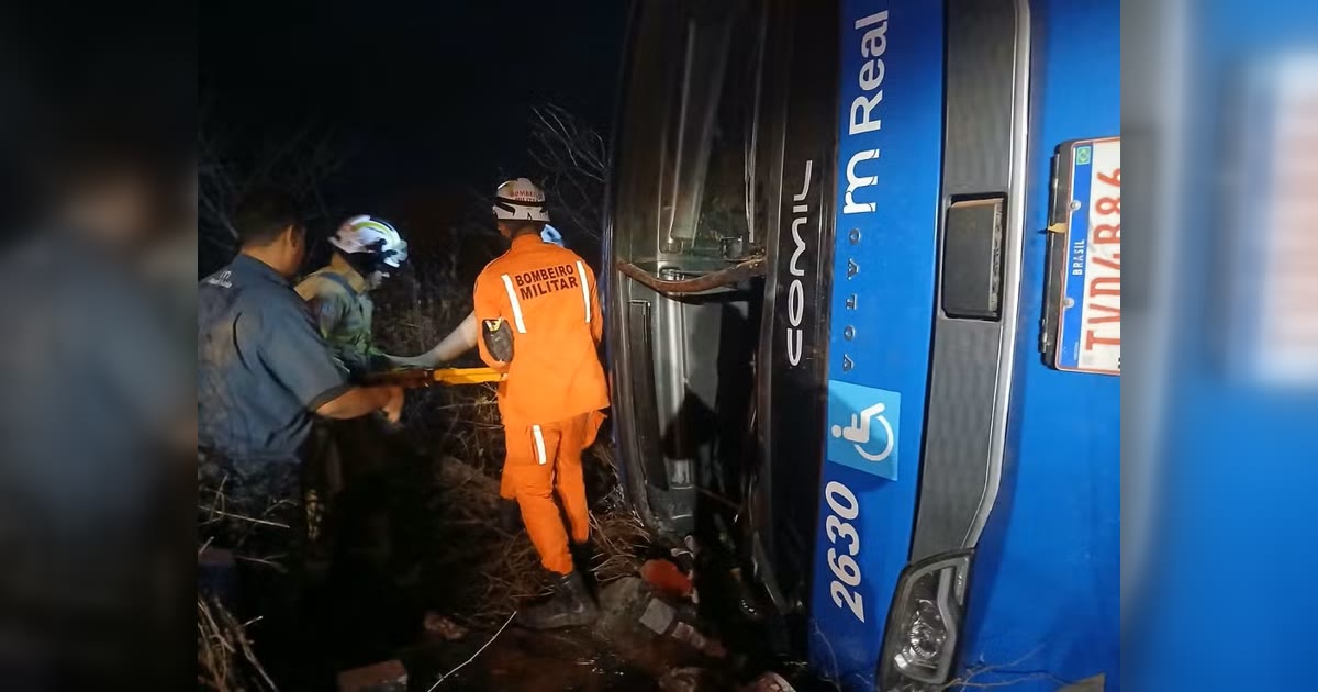 Ônibus tombado na BR-122, em Iraquara, na Chapada Diamantina