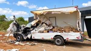 Colisão entre caçamba e van deixa motorista ferido em Vitória da Conquista