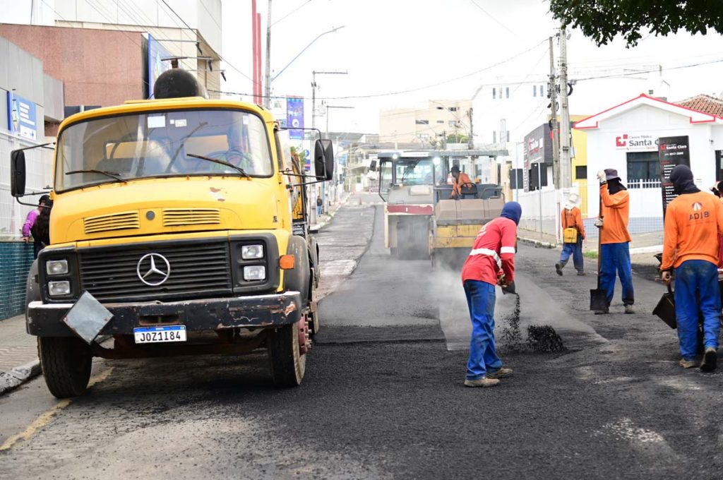 Obra de recapeamento asfáltico na Avenida Ascendino Melo, em Vitória da Conquista