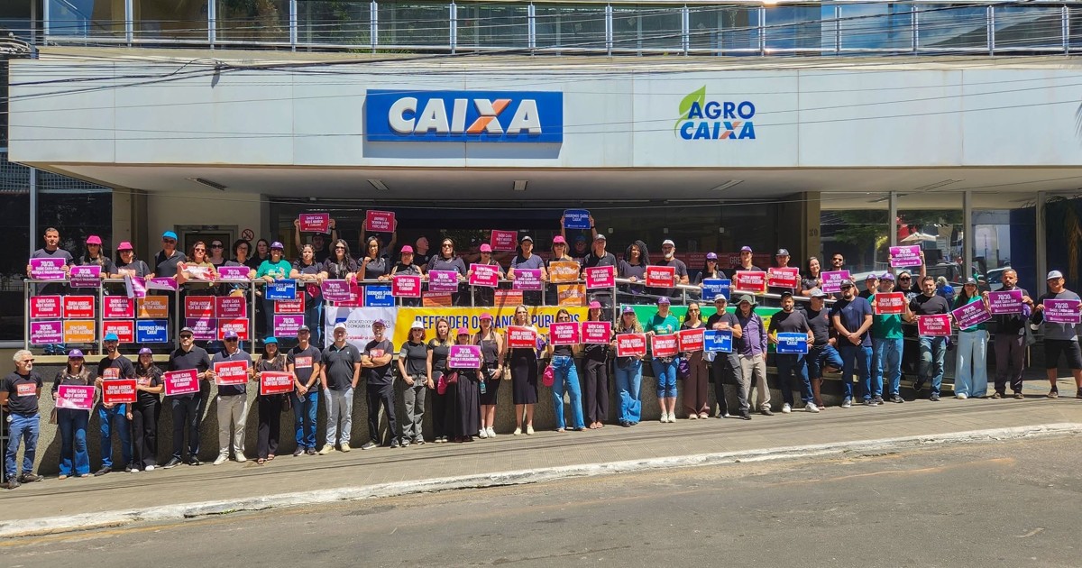 Bancários da Caixa durante manifestação contra retirada de direitos em Vitória da Conquista