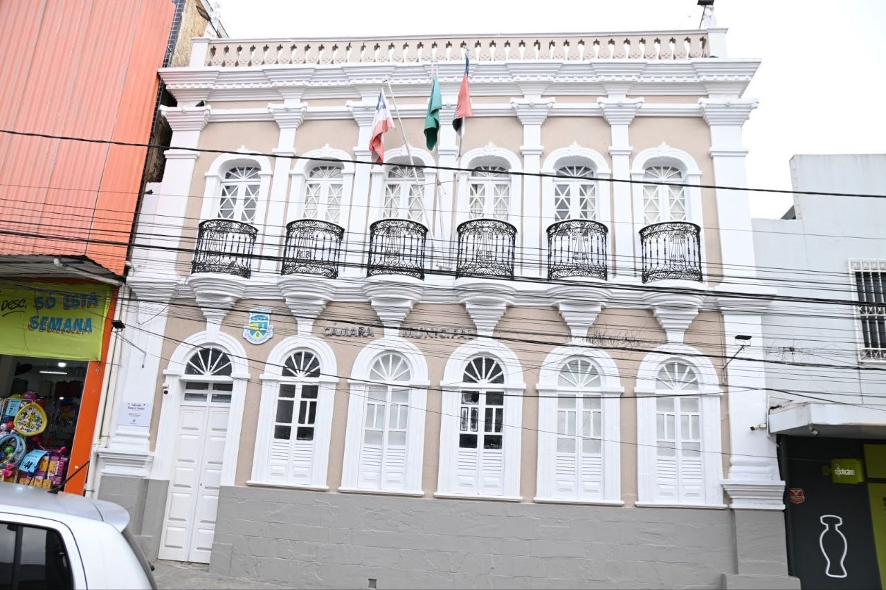 Fachada da Câmara Municipal de Vitória da Conquista com fiação aérea no Centro Histórico
