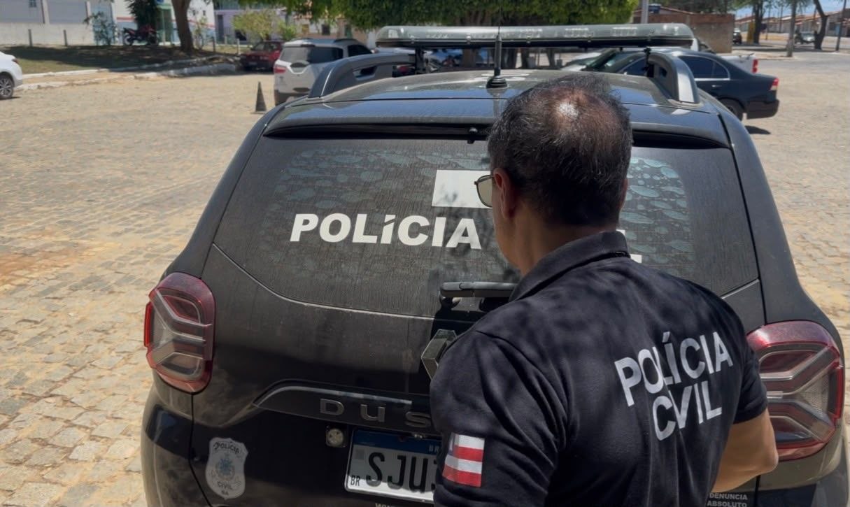 Policial civil ao lado de viatura durante ação da Polícia Civil da Bahia