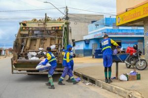 Descarte irregular de vidro e perfurocortantes põe garis em risco em Vitória da Conquista