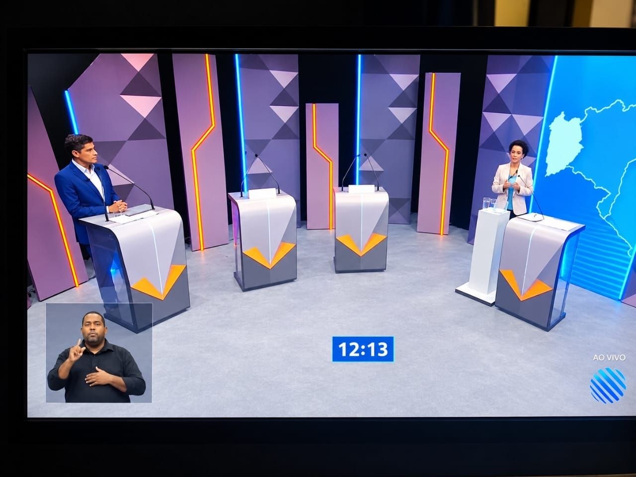 Debate televisivo na Bahia com púlpitos vazios no estúdio