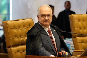 Fachin suspende decisões de Mendonça e Dino, trava investigações contra ministros e convoca plenário