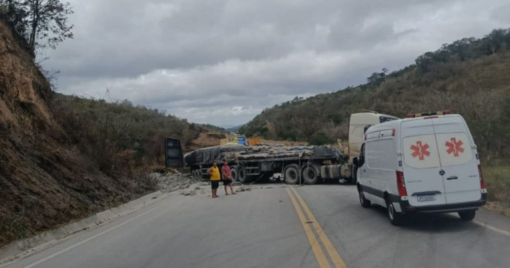Carreta atravessada na BR-116 após engavetamento em Jaguaquara