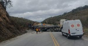 Engavetamento entre quatro carretas deixa um morto e bloqueia a BR-116 em Jaguaquara