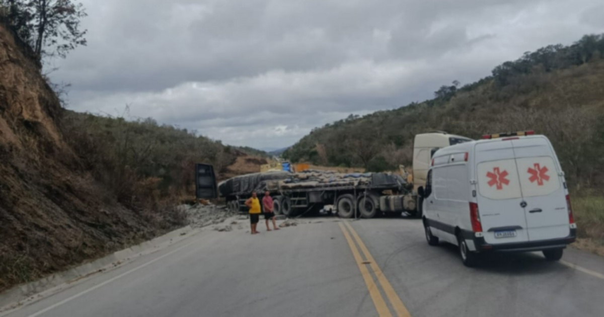 Carreta atravessada na BR-116 após engavetamento em Jaguaquara