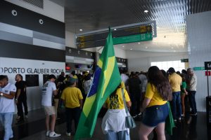 Flávio Bolsonaro faz carreata em Vitória da Conquista em ato com atraso e confusão