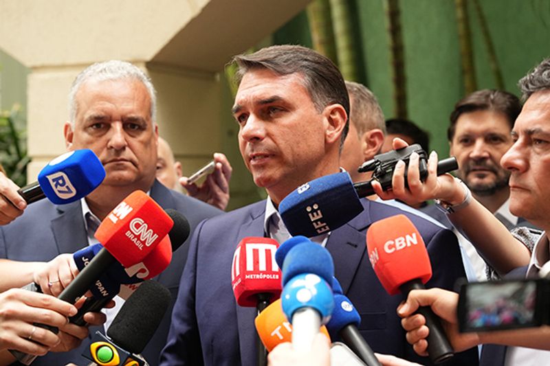 Flávio Bolsonaro visita Vitória da Conquista em agenda política