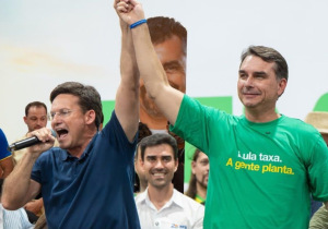 Flávio Bolsonaro durante agenda de campanha na Bahia