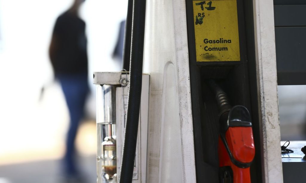 Governo reforça fiscalização para conter alta dos combustíveis