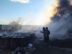 Bombeiros combatem incêndio em área com galões de óleo queimado em Vitória da Conquista