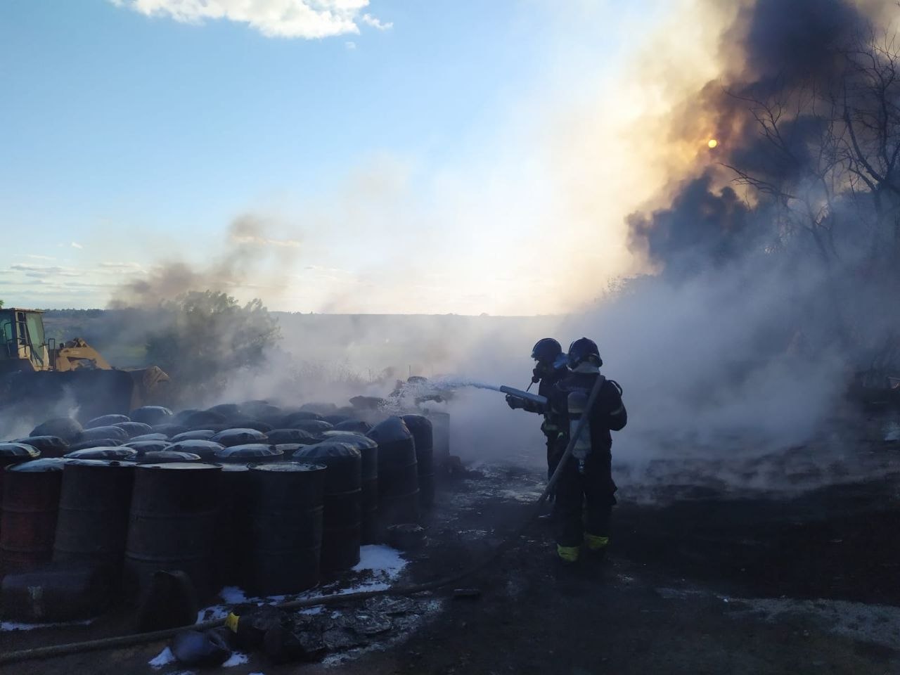 Bombeiros combatem incêndio em área com galões de óleo queimado em Vitória da Conquista