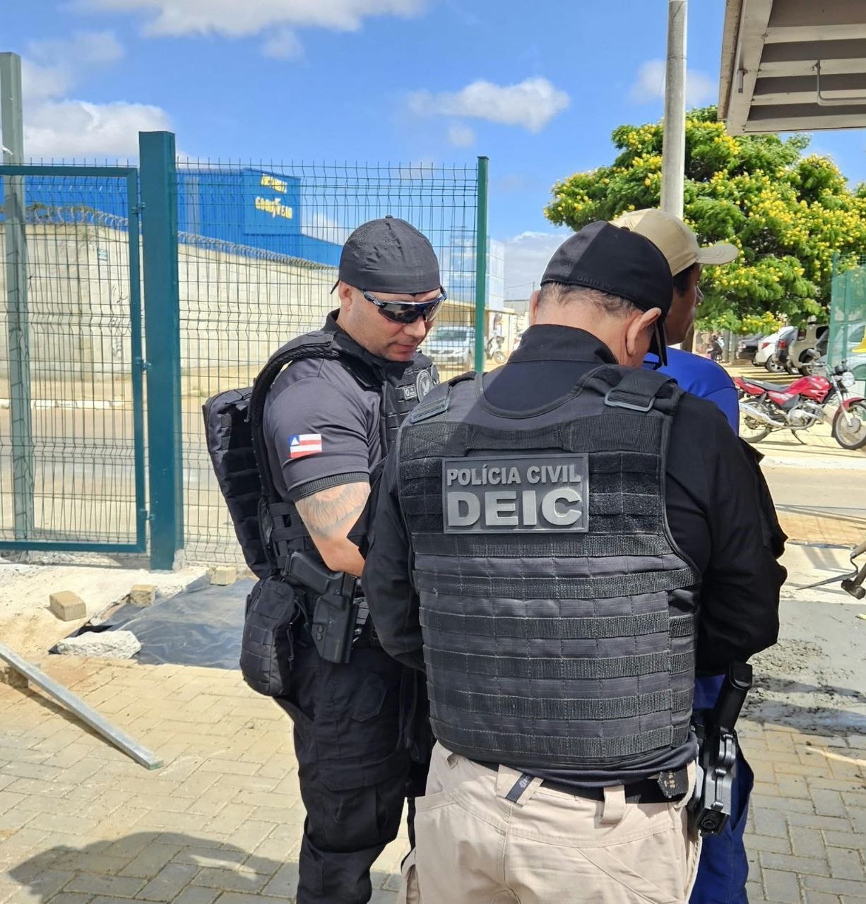Policiais civis do DEIC durante prisão de investigado em Vitória da Conquista
