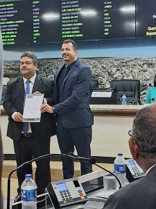 Alisson da Educação toma posse na Câmara após perda de mandato de Diogo Azevedo