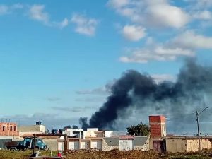 Bombeiros combatem incêndio em área com galões de óleo queimado em Vitória da Conquista