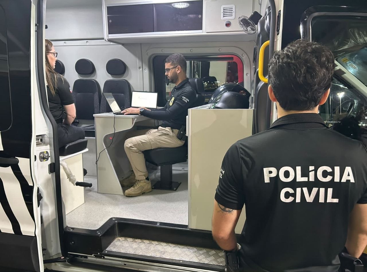 Policiais civis trabalham no interior da delegacia móvel