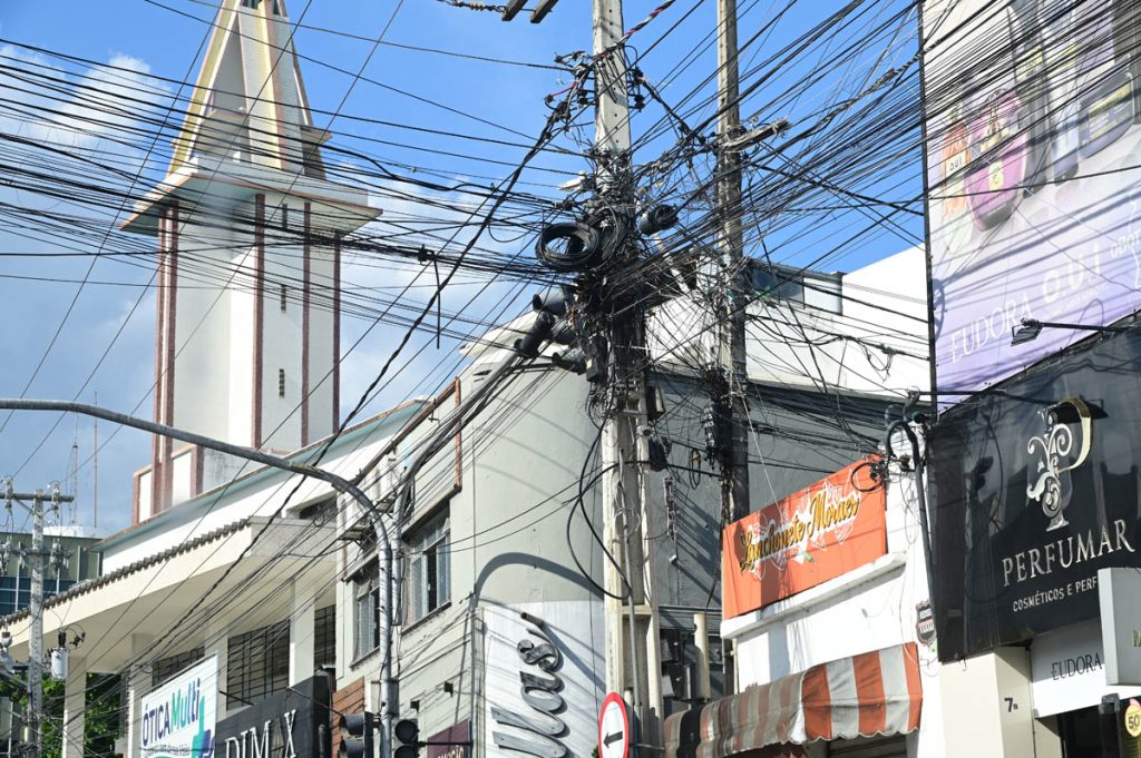 Cabos e fiações aéreas em poste no Centro de Vitória da Conquista