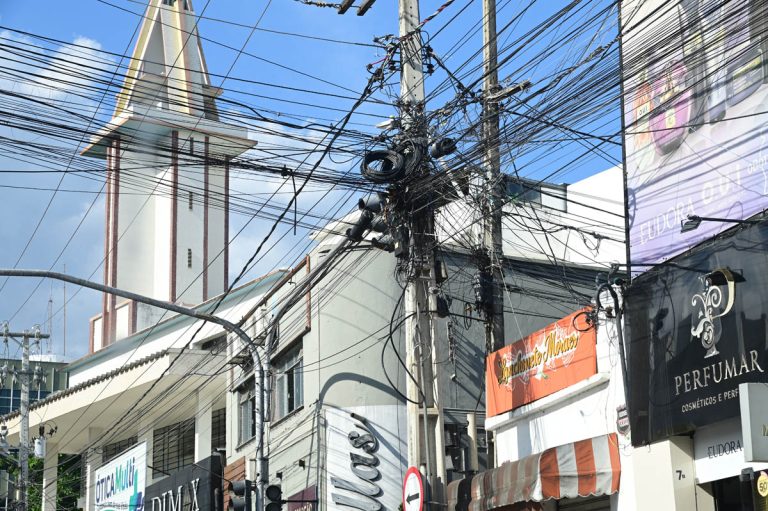 Nova lei estabelece regras para instalação e retirada de cabos aéreos em Vitória da Conquista