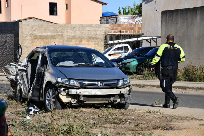 Carro danificado no local do acidente na Avenida Sérgio Vieira de Mello