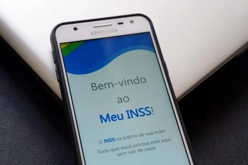 Celular com tela de boas-vindas do aplicativo Meu INSS