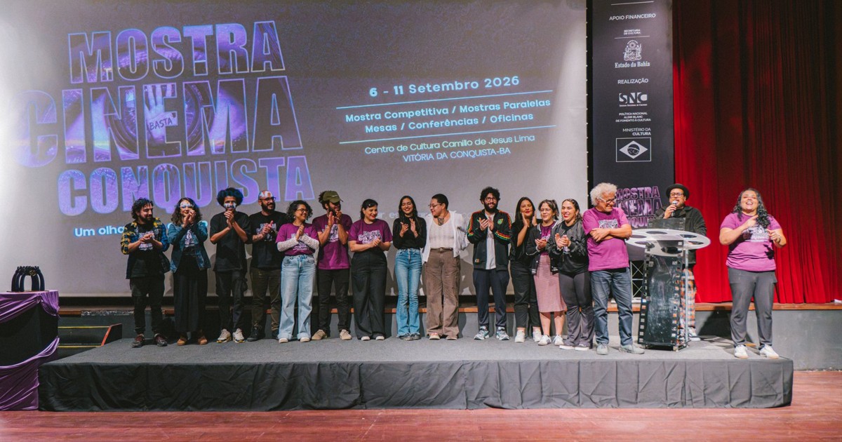 Equipe da Mostra Cinema Conquista no palco durante premiação da 1ª Mostra Competitiva