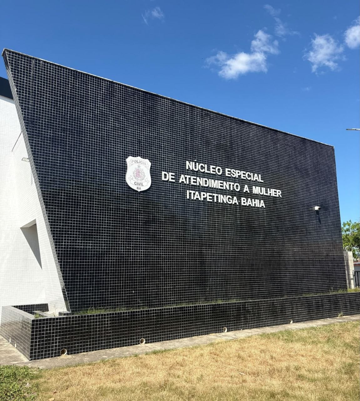 Fachada do Núcleo Especial de Atendimento à Mulher em Itapetinga