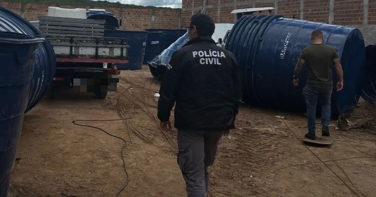 Polícia Civil durante ação da Operação Peculatus, com caixas d’água ao fundo
