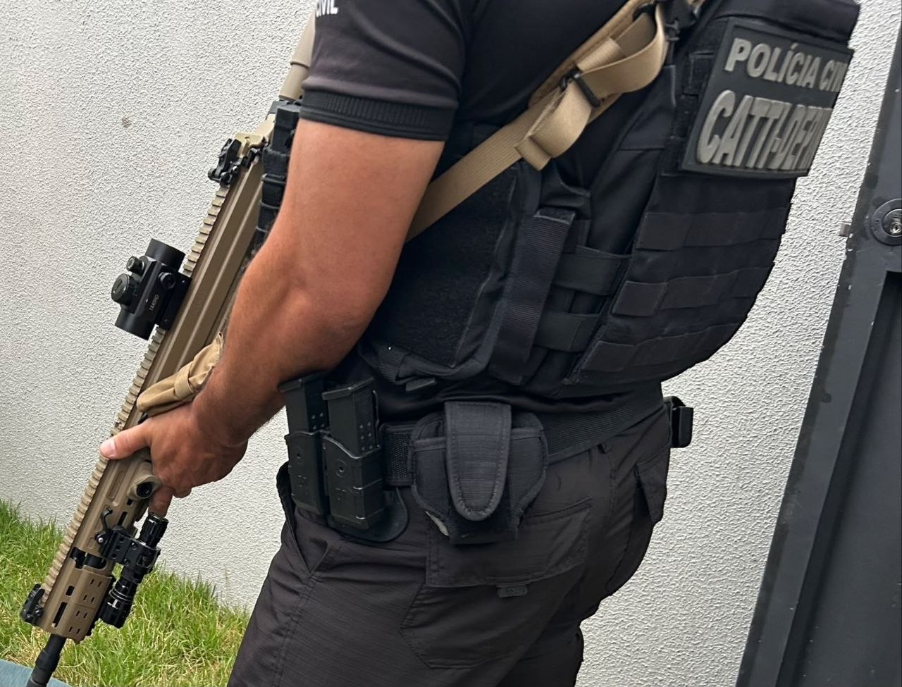 Policial civil em ação operacional