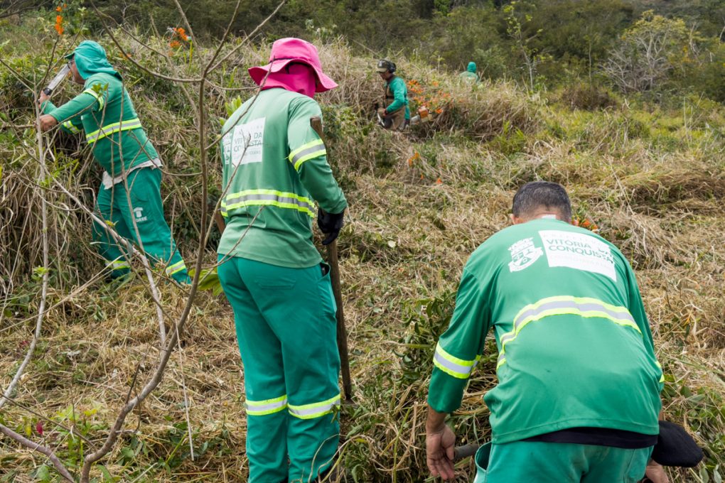 Prefeitura reforça limpeza no Poço Escuro para prevenir incêndios na Serra do Periperi