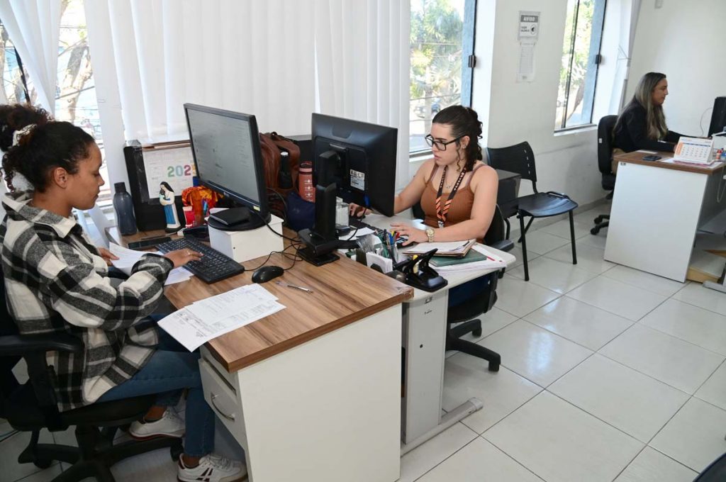 Jovens em ambiente administrativo, em imagem relacionada a oportunidades de trabalho e qualificação