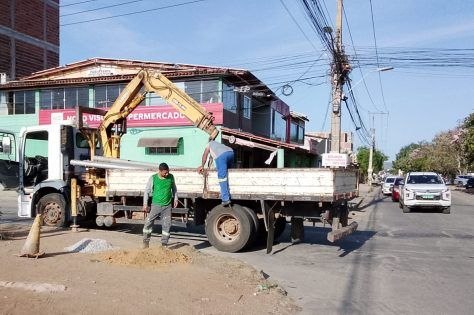 Caminhão e equipe durante instalação de semáforo na Avenida Laura Nunes