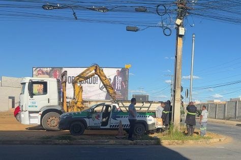 Equipe trabalha na instalação de semáforos na Avenida Laura Nunes
