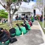 Trabalhadores terceirizados da Creta reunidos em frente a prédio da Uesb