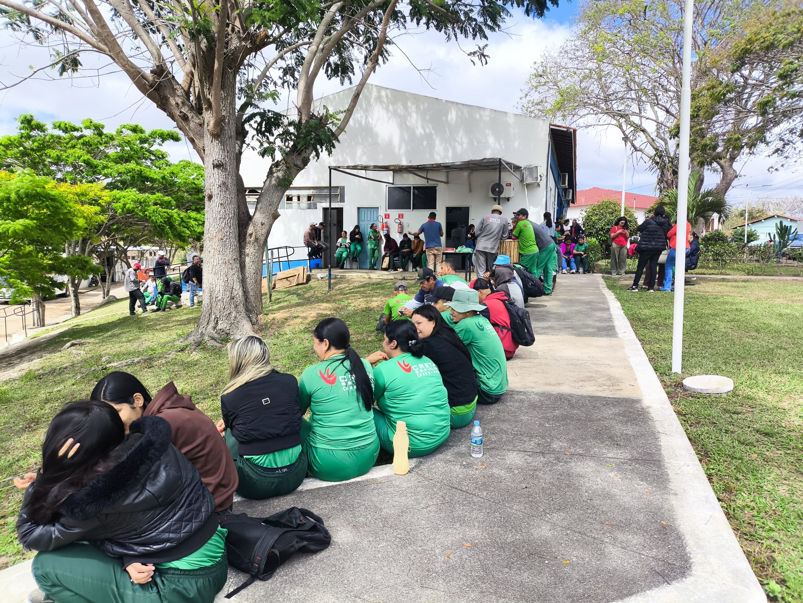 Trabalhadores terceirizados da Creta reunidos em frente a prédio da Uesb