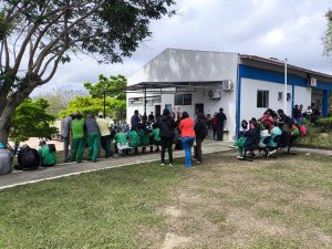 Trabalhadores terceirizados da Uesb reunidos durante paralisação contra atraso de salários