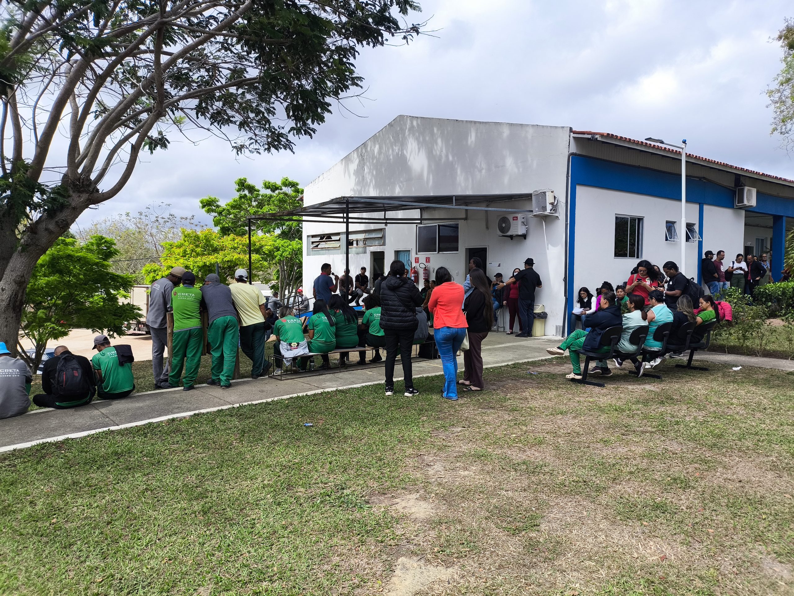 Trabalhadores terceirizados da Uesb reunidos durante paralisação contra atraso de salários