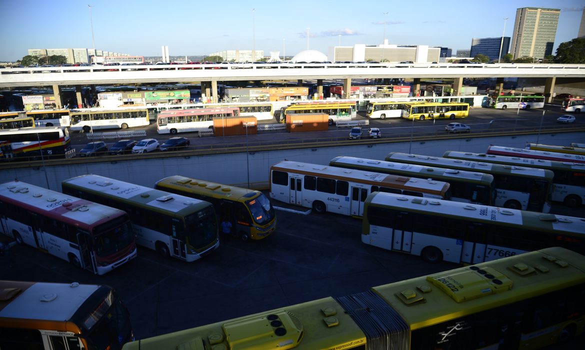 Movimento intenso de ônibus em rodoviária