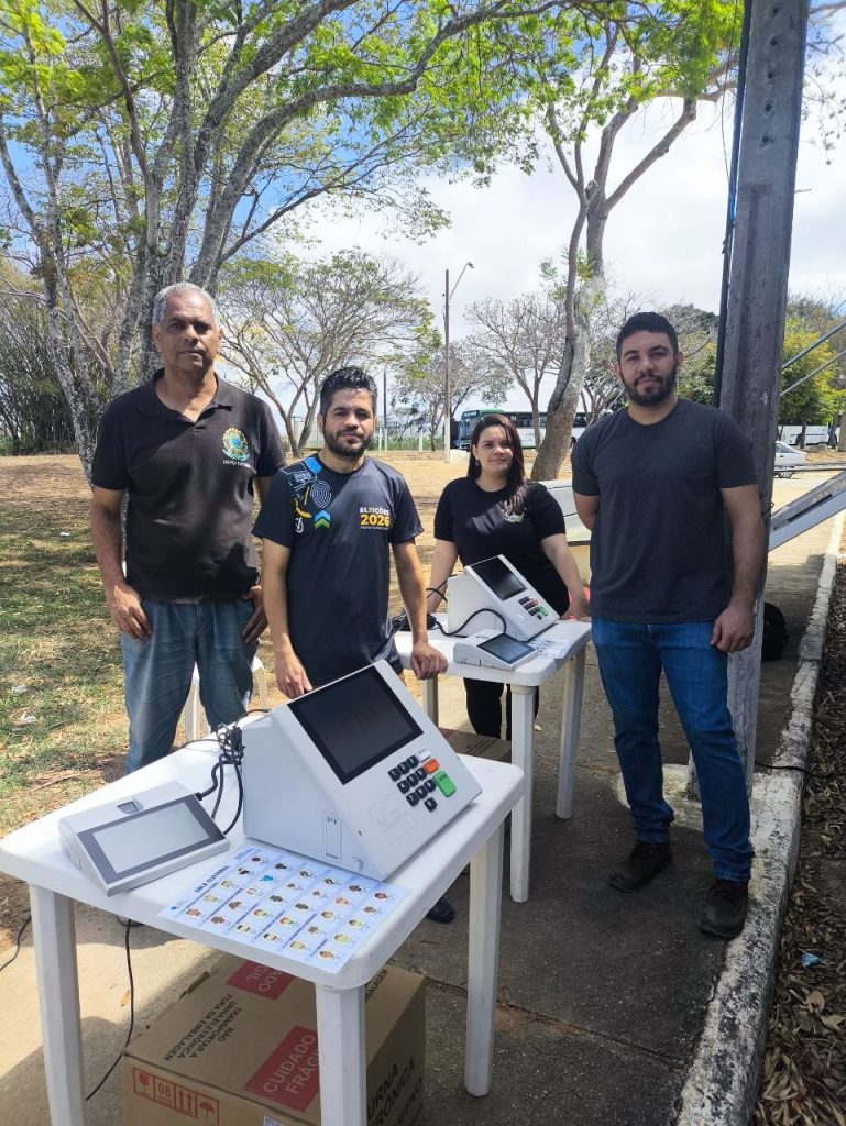 Equipe da Justiça Eleitoral com urnas eletrônicas em ação de treinamento em Vitória da Conquista
