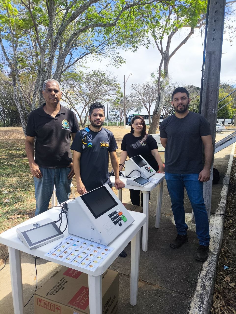 Equipe da Justiça Eleitoral com urnas eletrônicas em ação de treinamento em Vitória da Conquista