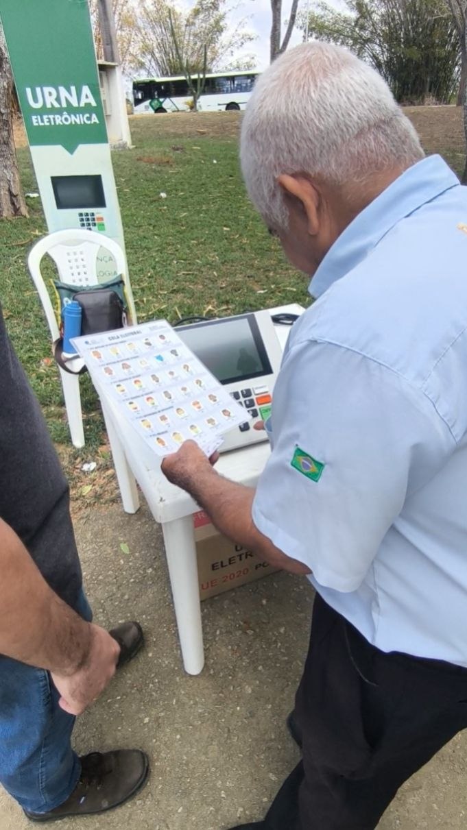 Eleitor participa de simulação de votação em urna eletrônica