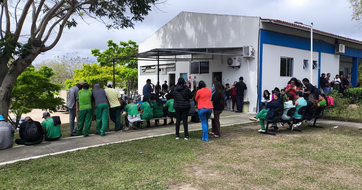 Trabalhadores terceirizados da Uesb reunidos durante paralisação contra atraso de salários