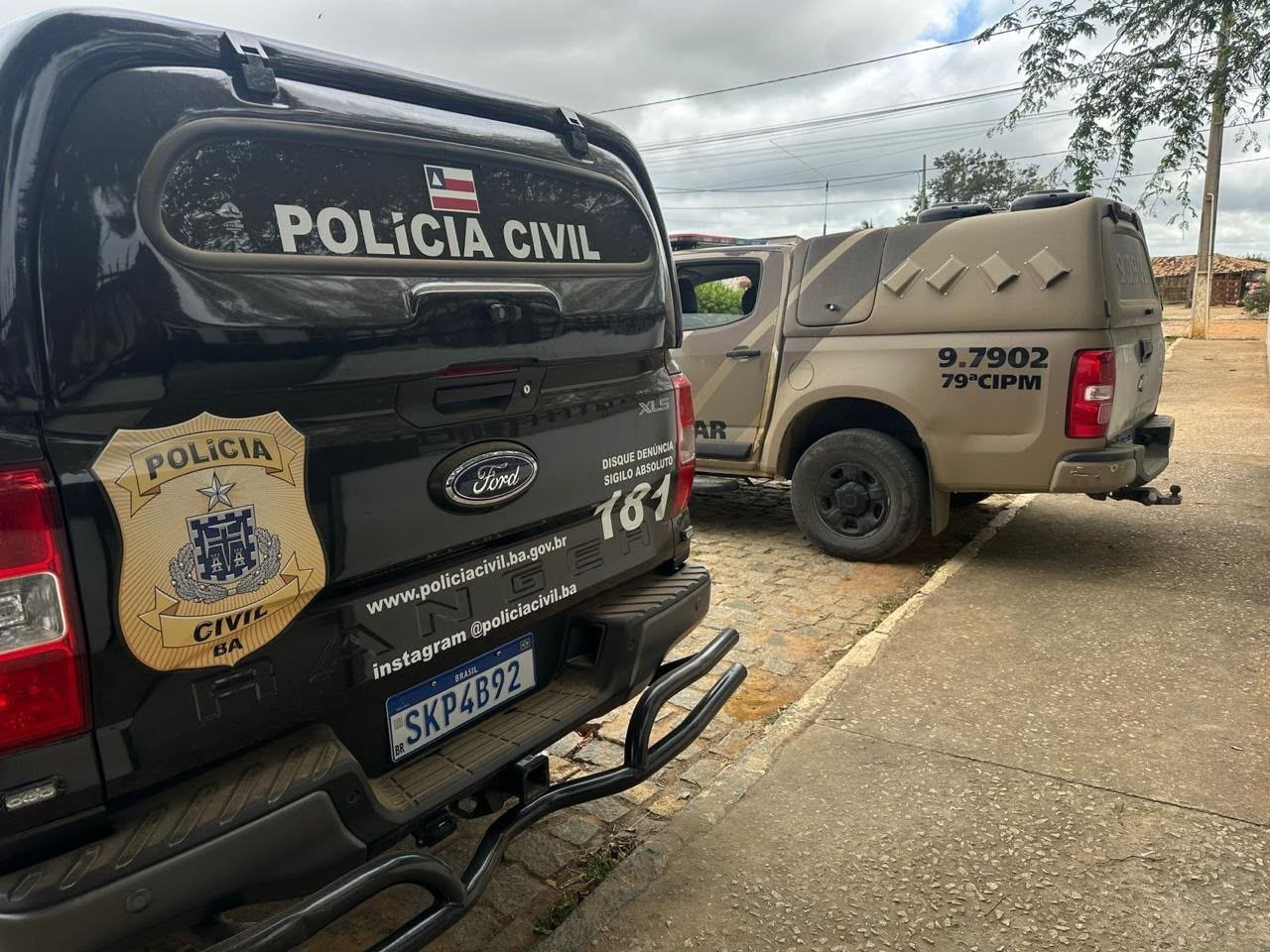 Viaturas das polícias Civil e Militar durante ação conjunta em Poções