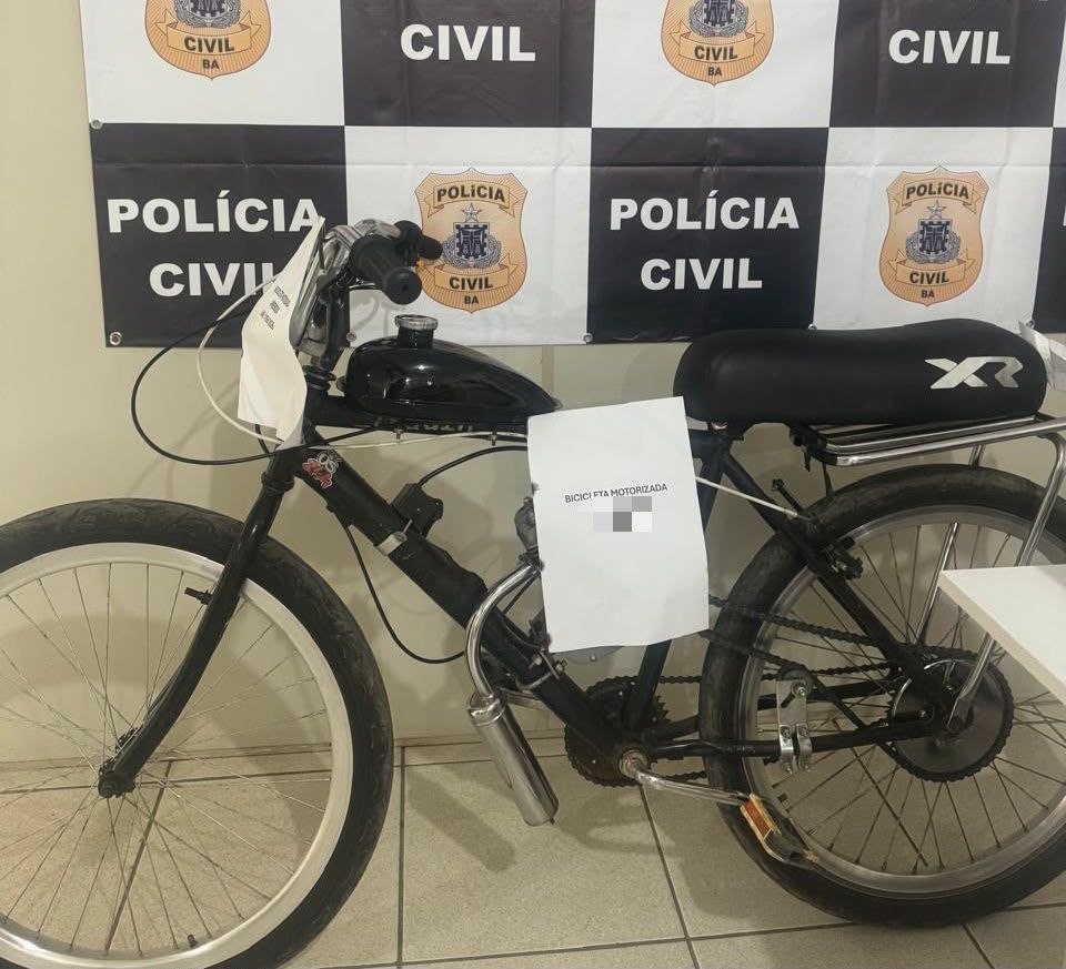 Bicicleta recuperada pela Polícia Civil, com identificação no cartaz ocultada.