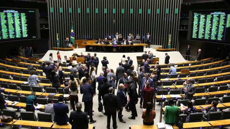 Deputados no plenário da Câmara durante sessão de votação